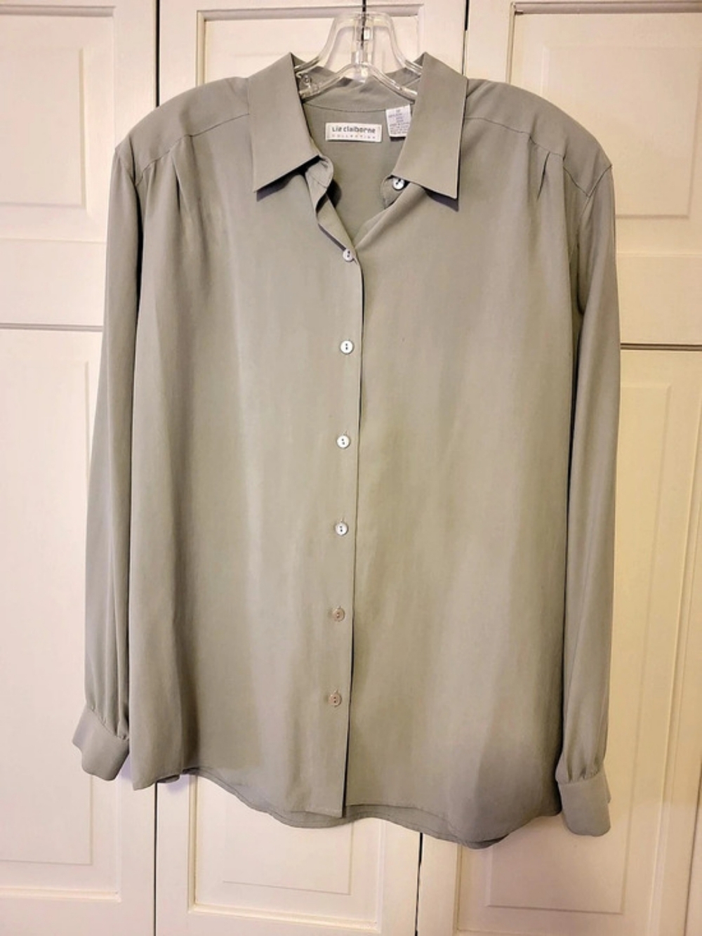 100% Silk Liz Claiborne Collection  Button Down Blouse in Green Size 12 Like New